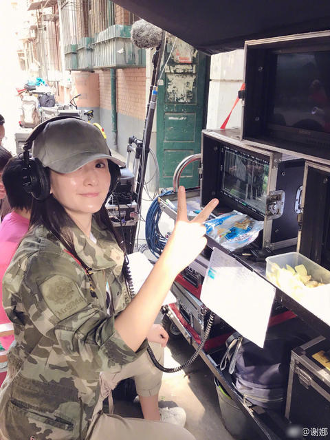 姐妹情深!謝娜探班李小冉為其慶生 趁機過了把導演癮