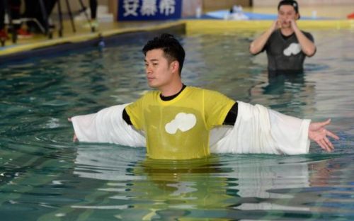 《奔跑吧》陳赫與李沁水下相擁 被踢一腳還是先關心搭檔