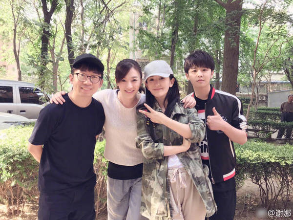 姐妹情深!謝娜探班李小冉為其慶生 趁機過了把導演癮