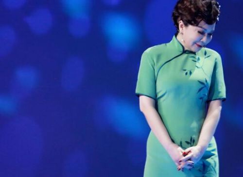 《笑聲傳奇》蔡明穿復古旗袍 演什么像什么簡直是百變女王