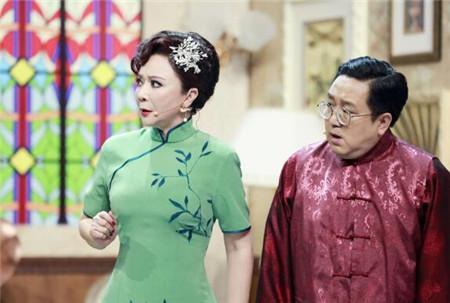 蔡明穿復古旗袍 若隱若現的修長美腿頗有時尚“小心機”