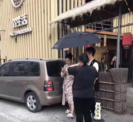 白百何穿拖鞋素顏亮相 在路邊抽煙相當憔悴