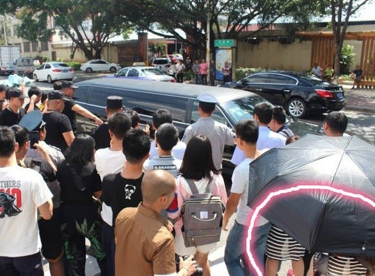 Angelababy現身人氣爆棚 卻被網友抓包“P圖”