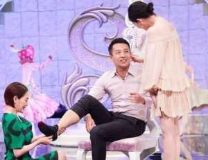小S為姐夫汪小菲洗腳 大S站一邊是這樣做的…