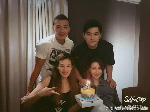 周杰倫夫婦同框秀恩愛 昆凌懷孕7月依舊V字臉
