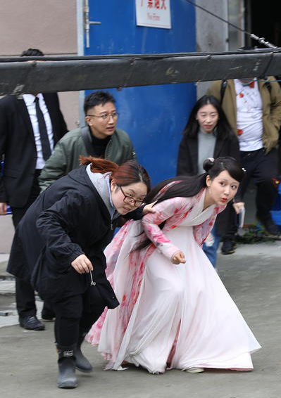 楊紫古裝造型唯美淑女 一走路卻暴露了女漢子潛質