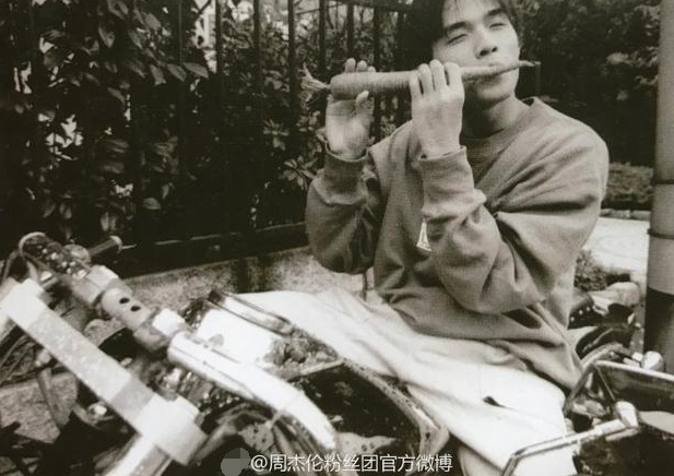 周杰倫舊照被曝光 手拿胡蘿卜當笛子吹超搞笑