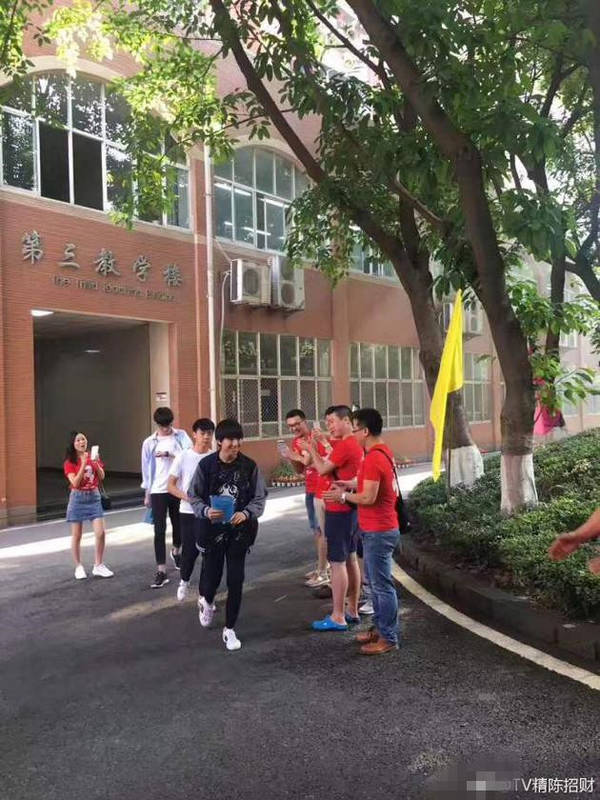 老師們穿紅衣送考 王俊凱笑容滿面似信心十足
