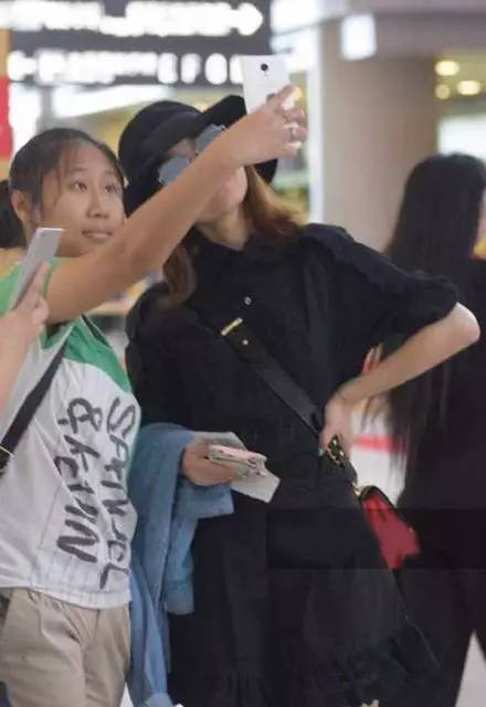 “丑小鴨”逆襲成女神！剪短發清新少女感爆棚！喜歡李易峰？不，其實謝娜幫她助攻過同是L姓的他！