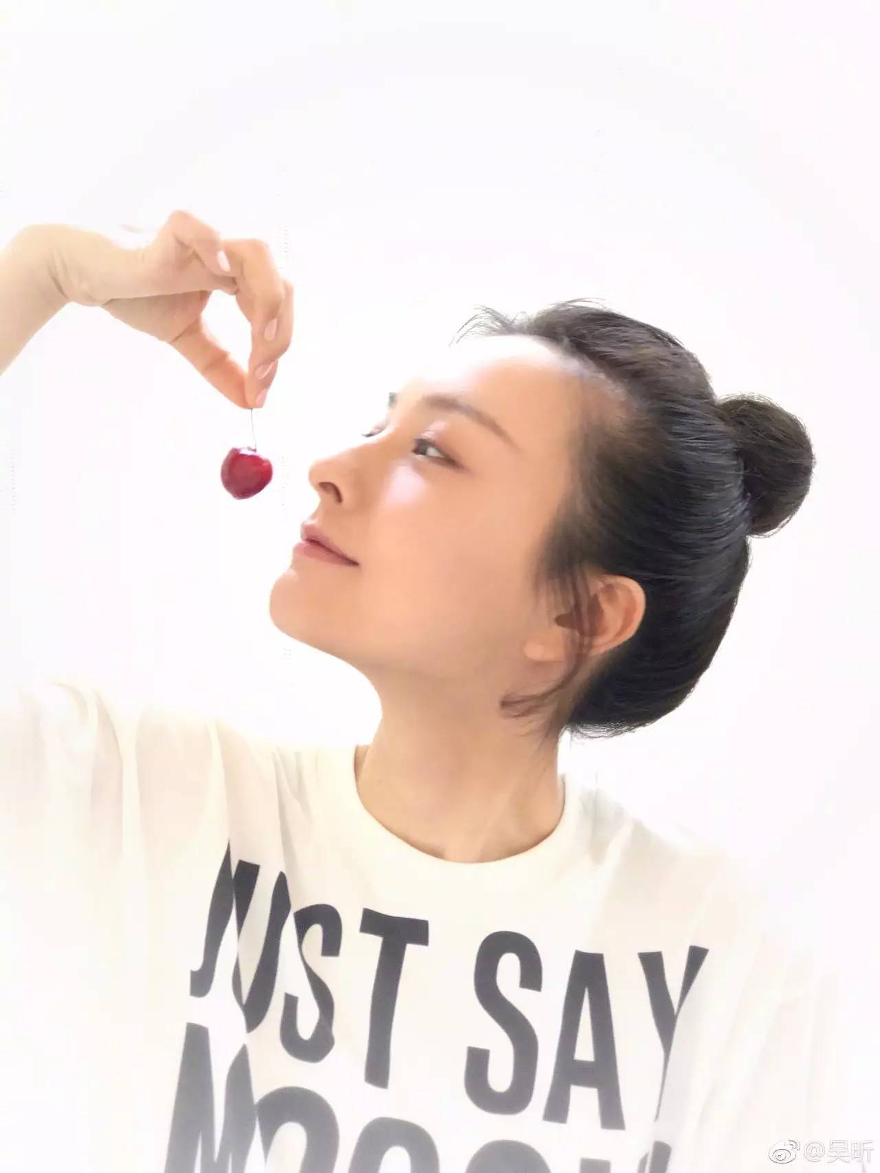 “丑小鴨”逆襲成女神！剪短發清新少女感爆棚！喜歡李易峰？不，其實謝娜幫她助攻過同是L姓的他！