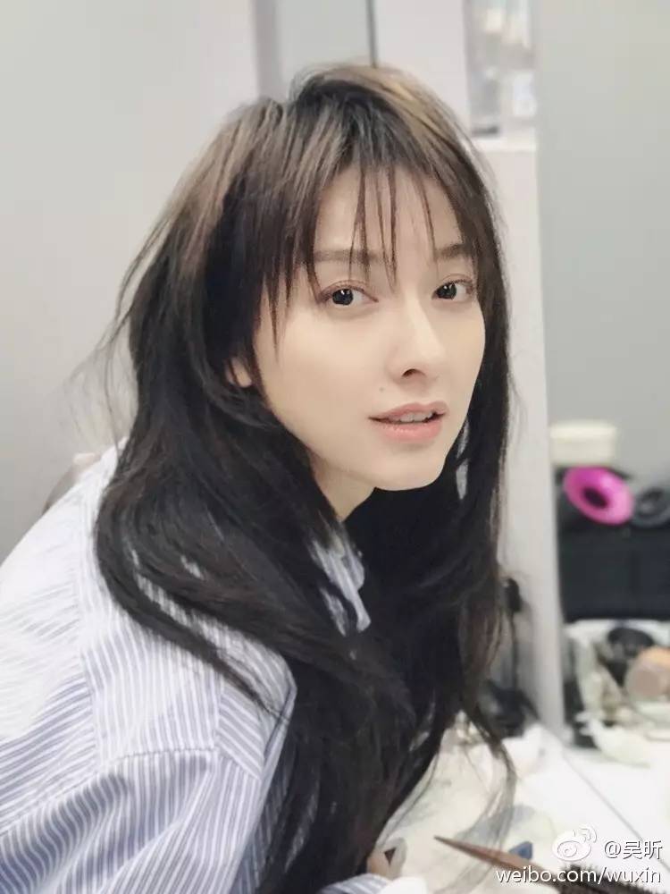 “丑小鴨”逆襲成女神！剪短發清新少女感爆棚！喜歡李易峰？不，其實謝娜幫她助攻過同是L姓的他！