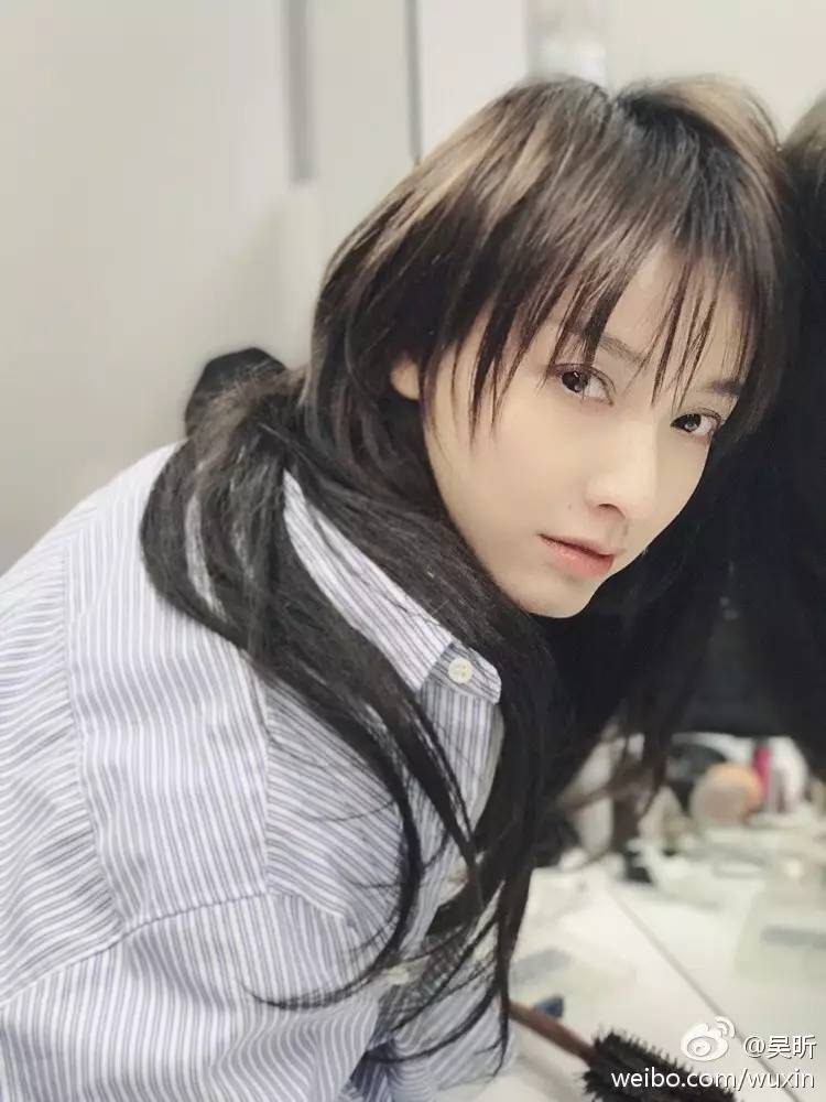 “丑小鴨”逆襲成女神！剪短發清新少女感爆棚！喜歡李易峰？不，其實謝娜幫她助攻過同是L姓的他！