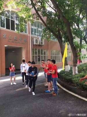 老師們穿紅衣送考 王俊凱笑容滿面似信心十足