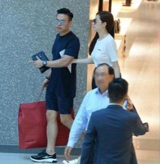 熊黛林夫婦婚后談戀愛 中環(huán)購物老公耐心陪同