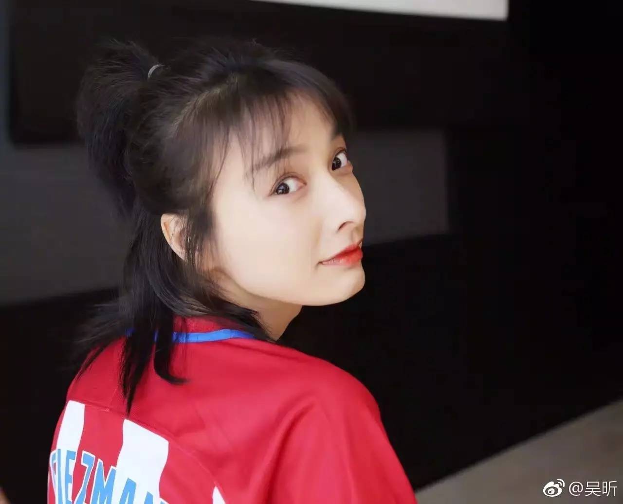 “丑小鴨”逆襲成女神！剪短發清新少女感爆棚！喜歡李易峰？不，其實謝娜幫她助攻過同是L姓的他！