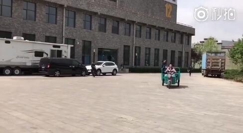 厲害了！鄧超騎三輪車載孫儷 還說是“最好的生活”